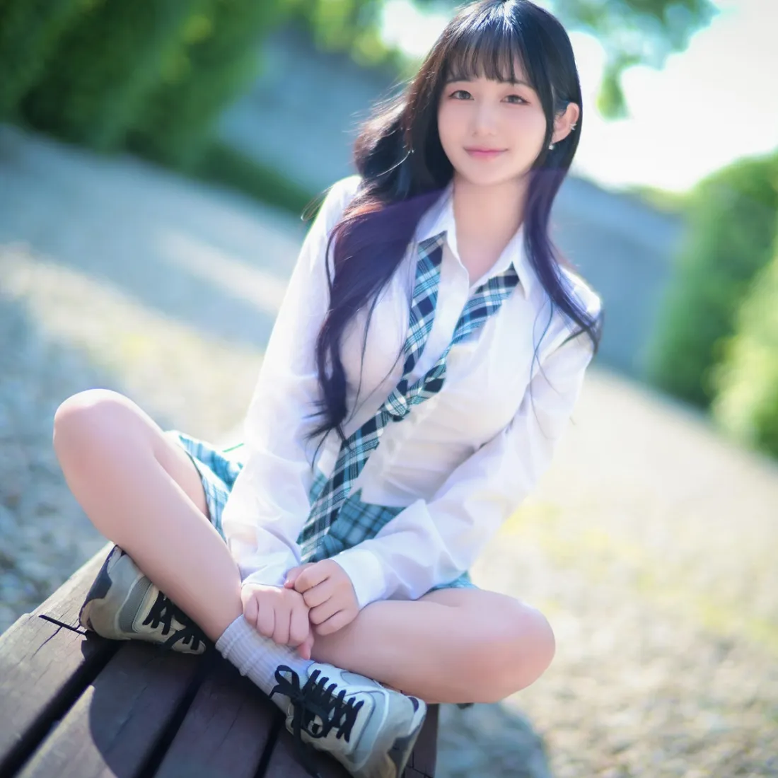 校服女生手机壁纸｜户外背景图片 - 阳光绿植长椅「哲风壁纸」