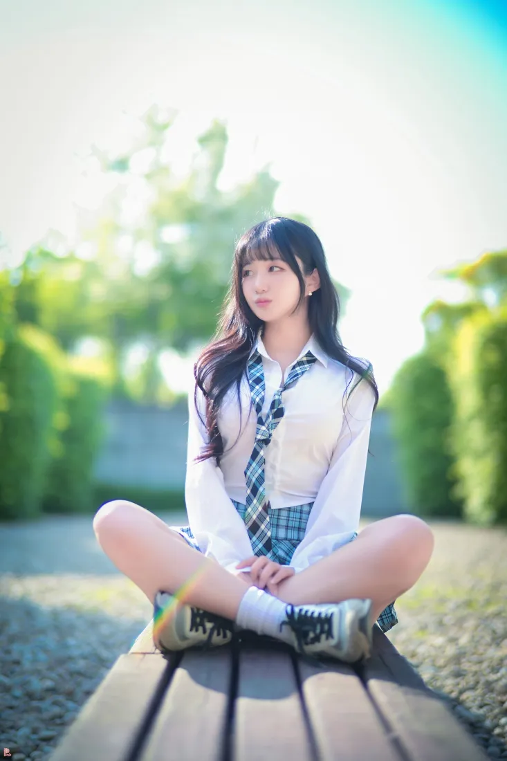 JK制服少女手机壁纸｜户外背景图 - 阳光绿植「哲风壁纸」