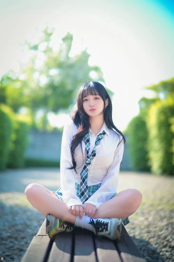 长发女生手机壁纸｜户外绿植背景图片 - 校服清新「哲风壁纸」