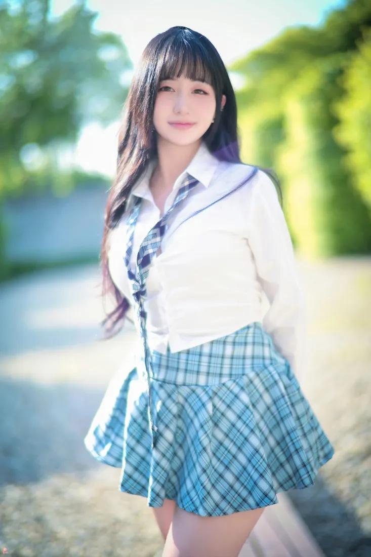 JK制服手机壁纸｜户外背景 - 蓝白格子裙少女「哲风壁纸」