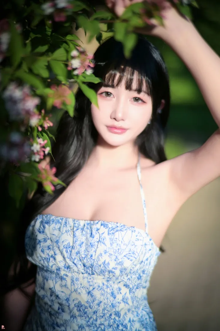 长发美女手机壁纸｜户外背景图片 - 蓝白碎花裙「哲风壁纸」