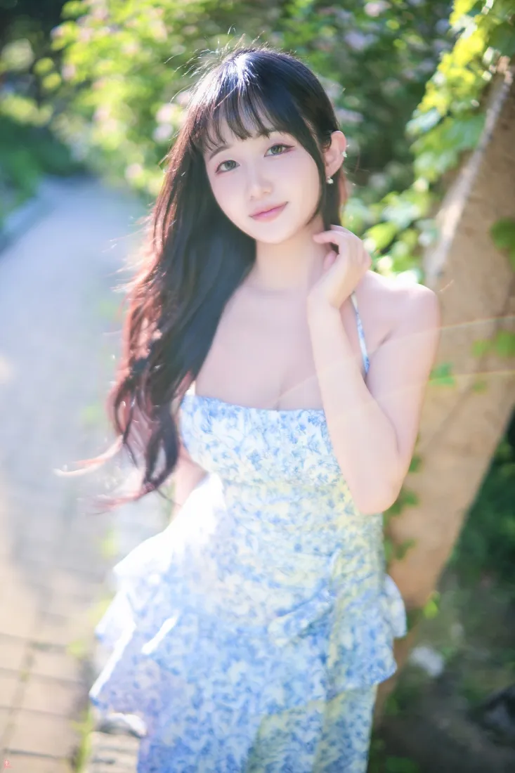 长发美女手机壁纸｜户外背景图片 - 阳光蓝花裙「哲风壁纸」