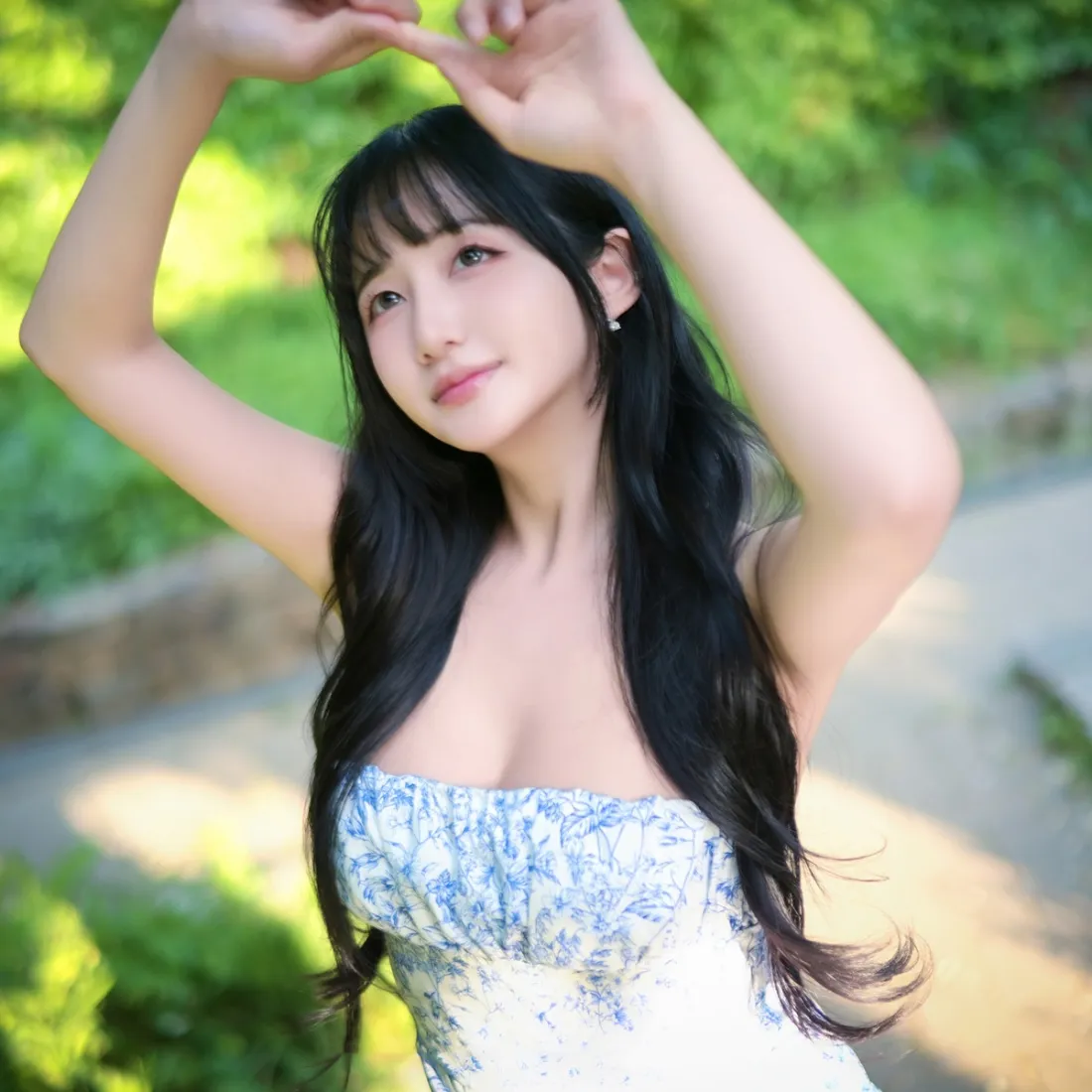 长发美女手机壁纸｜户外背景图片 - 阳光碎花裙比心「哲风壁纸」