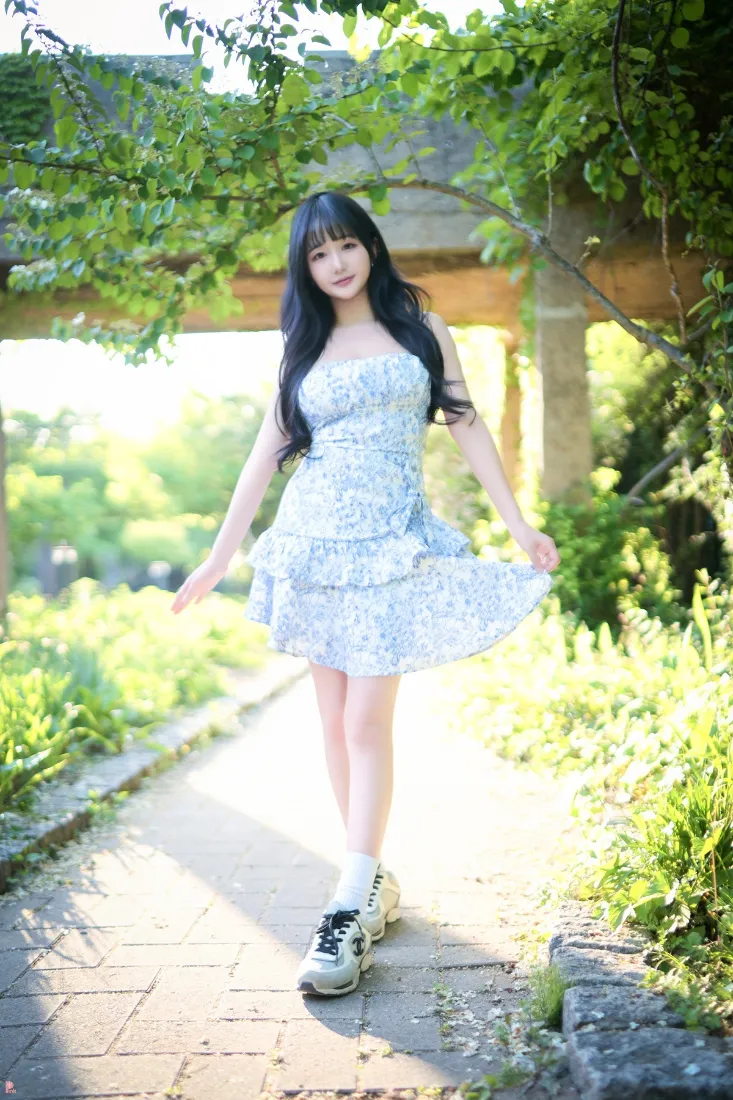 女孩碎花裙手机壁纸｜户外绿植背景图片 - 清新「哲风壁纸」