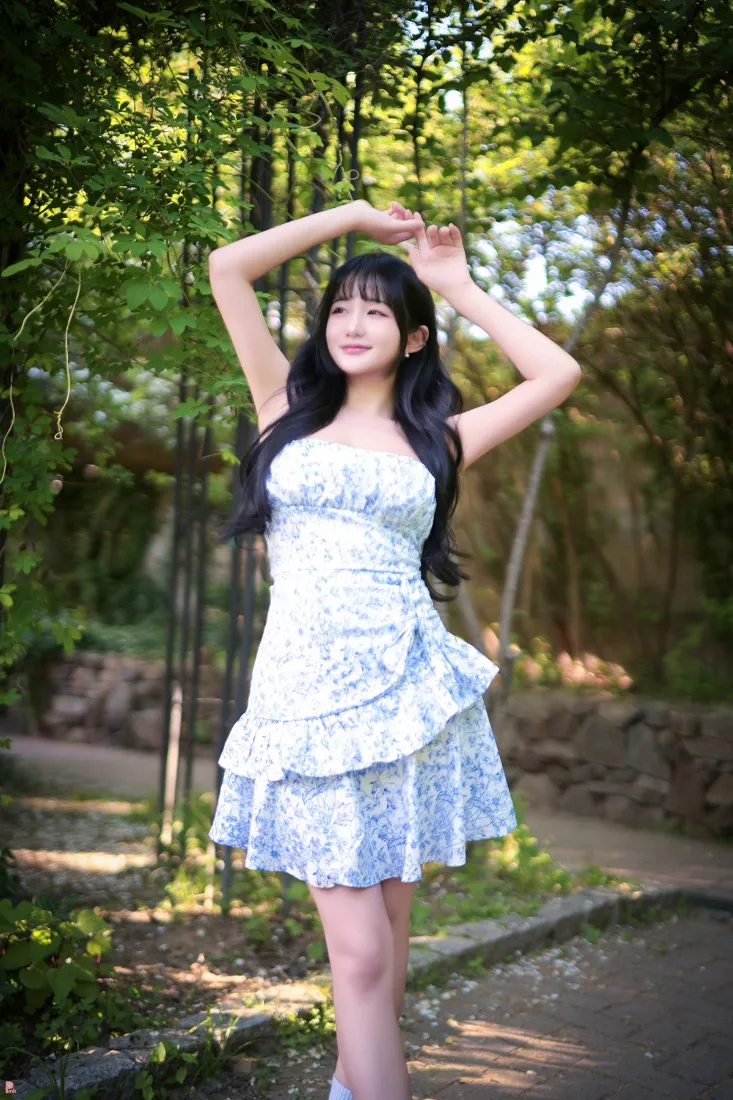 女孩户外碎花裙手机壁纸｜自然背景图片 - 阳光清新「哲风壁纸」