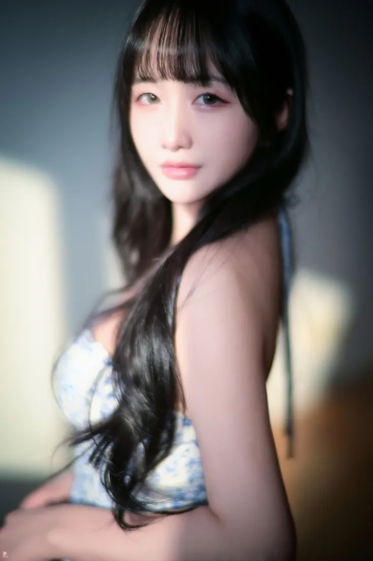 长发美女手机壁纸｜室内背景图片 - 阳光光影「哲风壁纸」