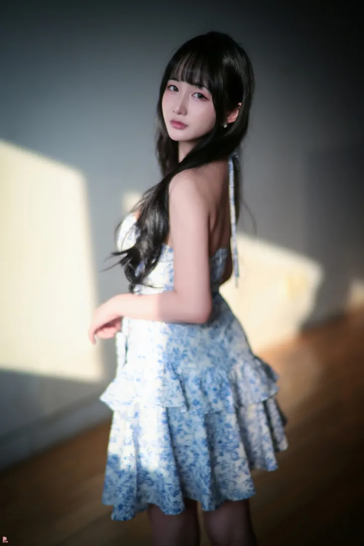 室内阳光手机壁纸｜碎花裙背景图片 - 甜美少女「哲风壁纸」