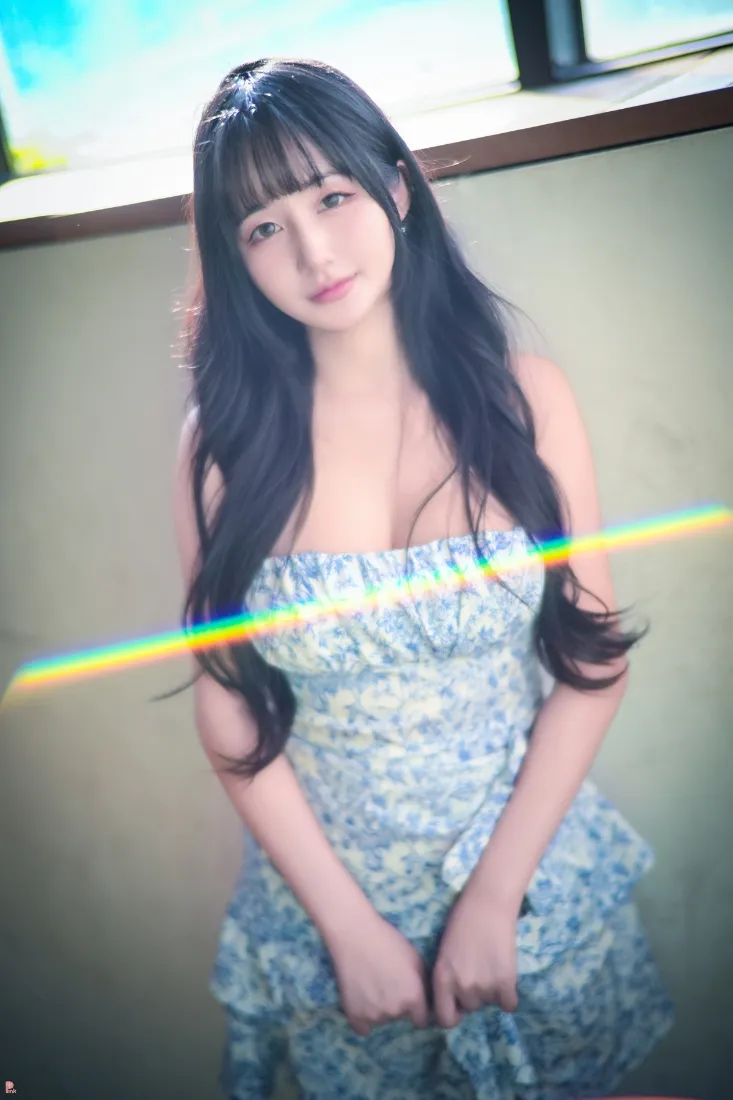 长发女生碎花裙手机壁纸｜室内背景图 - 阳光彩虹「哲风壁纸」