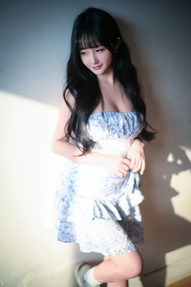 长发女孩手机壁纸｜室内背景图片 - 阳光清新穿搭「哲风壁纸」