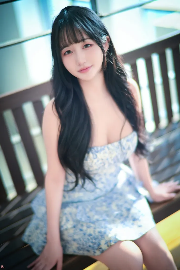 青花瓷裙子美女手机壁纸｜户外长椅 - 长发美女「哲风壁纸」