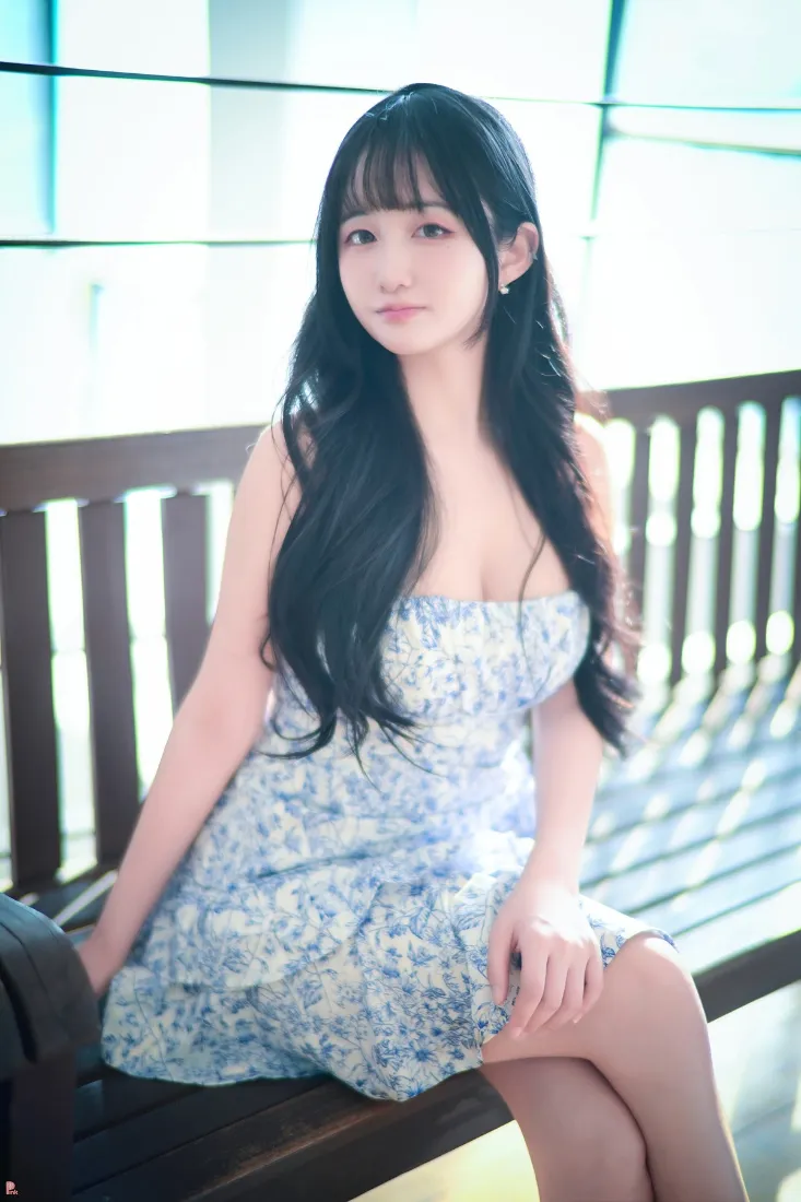 长发美女手机壁纸｜室内背景图片 - 蓝白连衣裙「哲风壁纸」