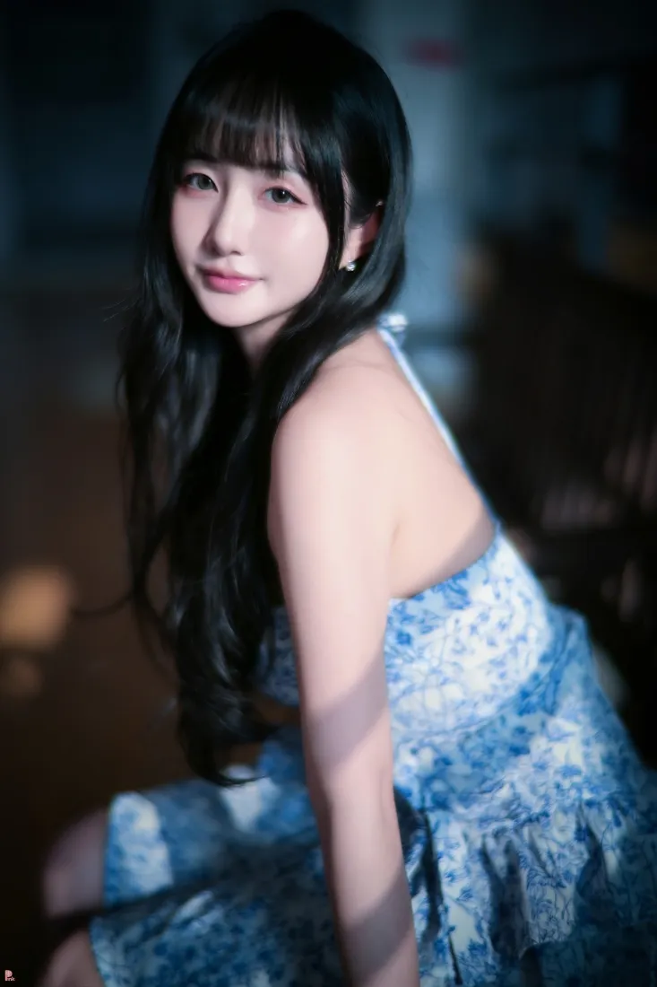 青花瓷连衣裙美女手机壁纸｜室内背景图片 - 优雅写真「哲风壁纸」