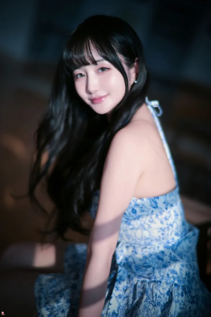 蓝花裙美女手机壁纸｜室内背景图片 - 青花瓷「哲风壁纸」