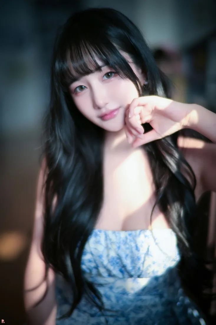 青花瓷美女手机壁纸｜室内背景图片 - 蓝白穿搭「哲风壁纸」