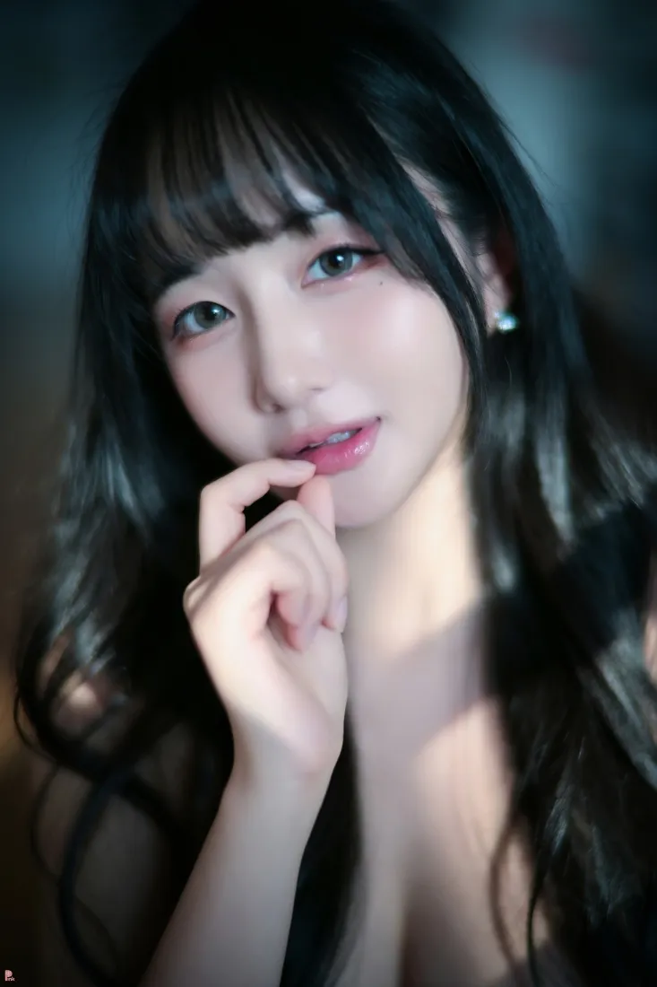 长发美女手机壁纸｜室内背景图片 - 精致妆容「哲风壁纸」