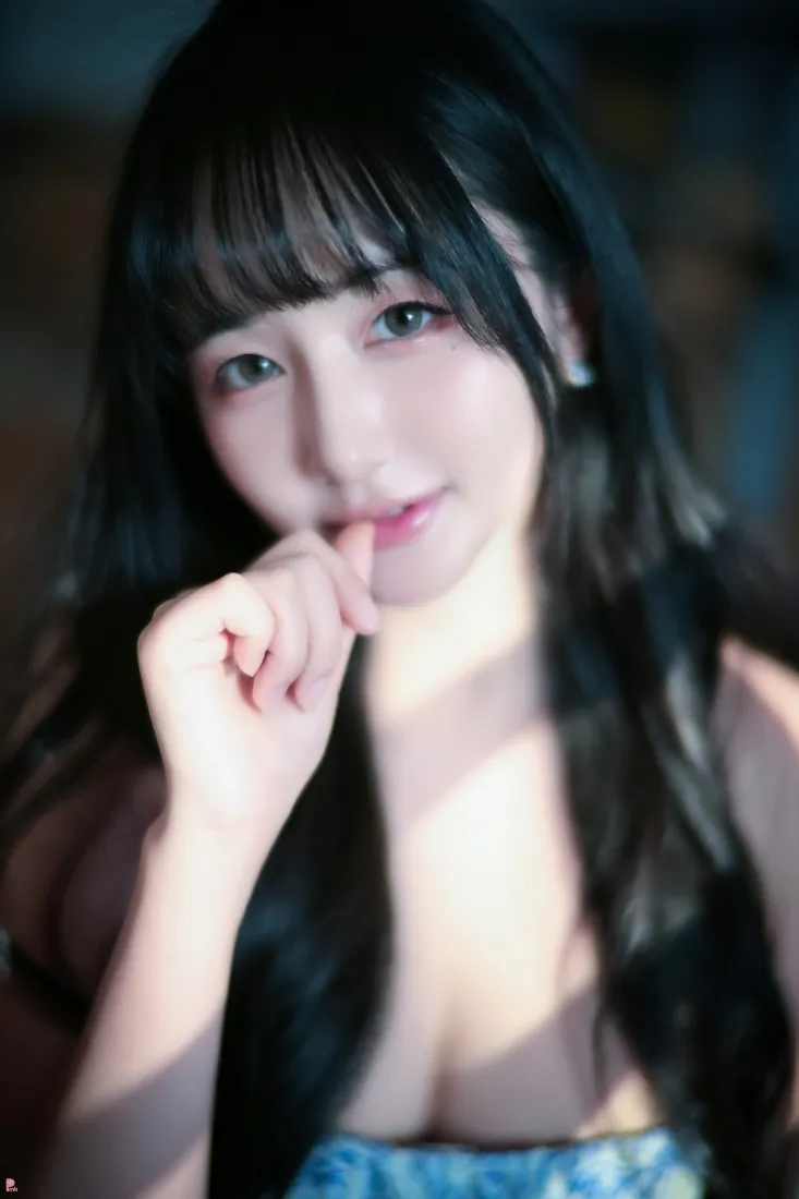 长发美女手机壁纸｜室内背景图片 - 迷人氛围「哲风壁纸」