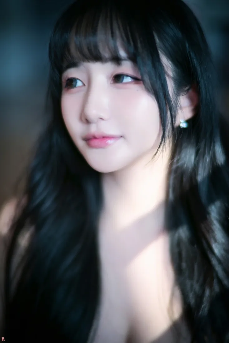 长发美女手机壁纸｜室内背景图片 - 黑发精致妆容「哲风壁纸」