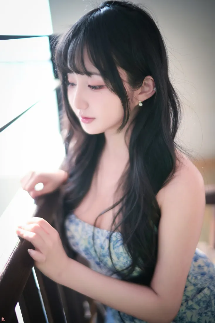 长发美女手机壁纸｜室内背景图片 - 青花瓷裙子「哲风壁纸」