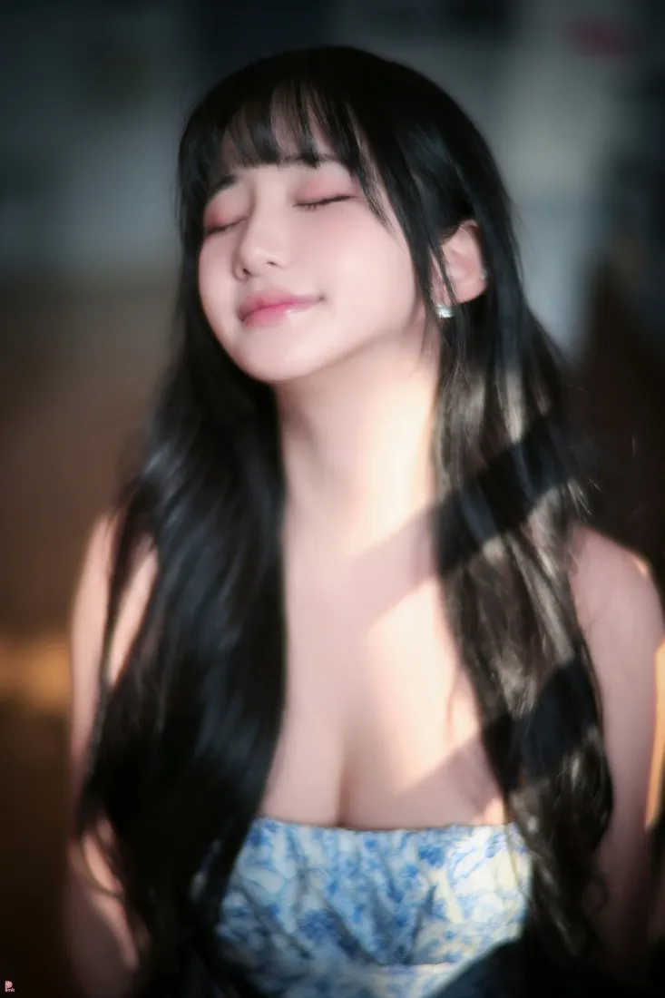 长发美女手机壁纸｜室内背景图片 - 阳光微笑抹胸「哲风壁纸」