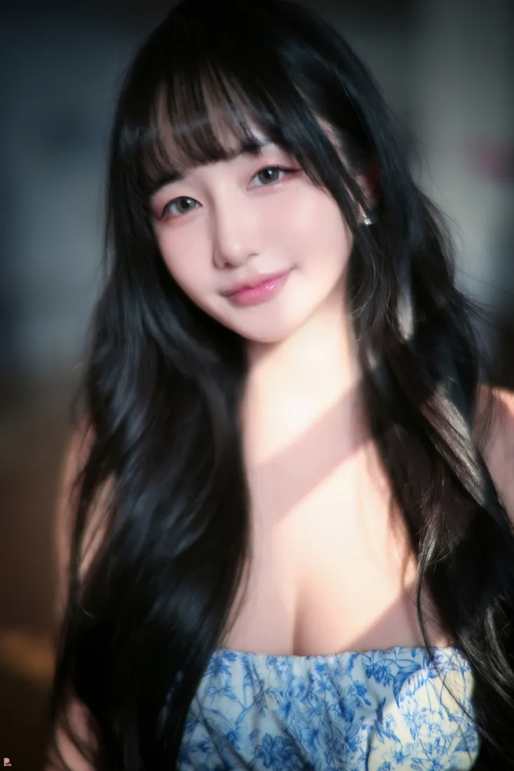 长发美女手机壁纸｜室内背景图片 - 阳光蓝花裙微笑「哲风壁纸」