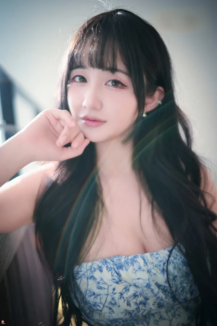 青花瓷服饰美女手机壁纸｜室内背景图片 - 长发蓝花裙「哲风壁纸」