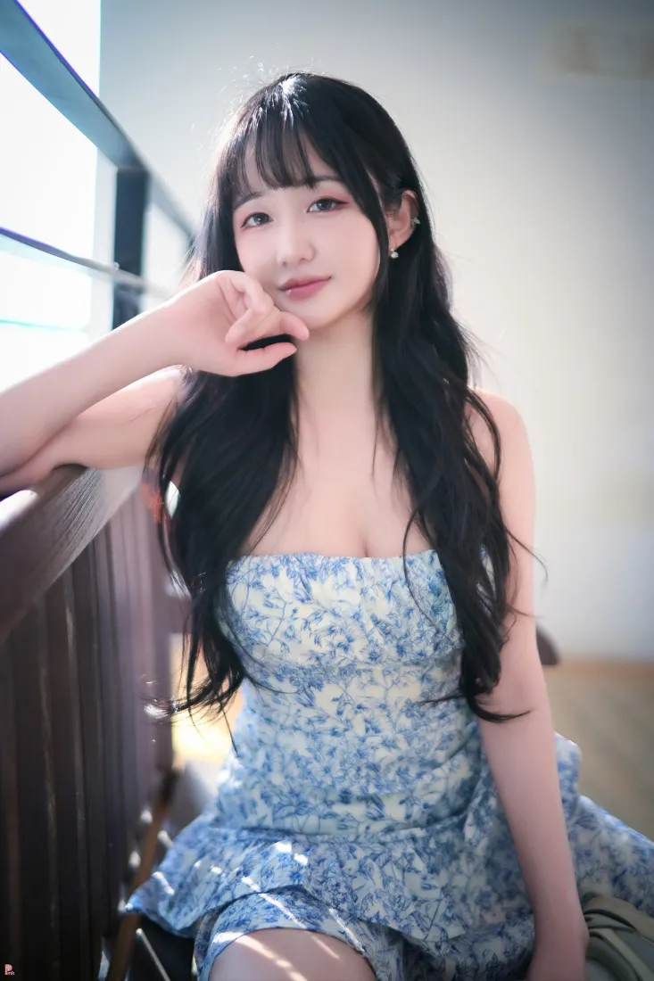 长发美女手机壁纸｜蓝色碎花裙背景 - 室内阳光「哲风壁纸」