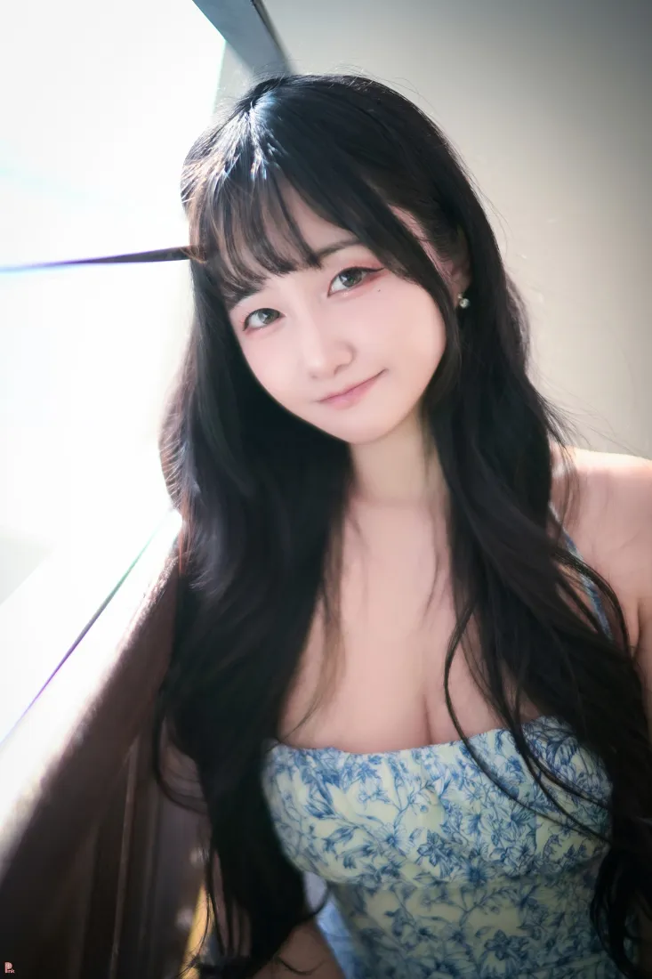 韩国美女手机壁纸｜室内背景图片 - 阳光青花瓷「哲风壁纸」