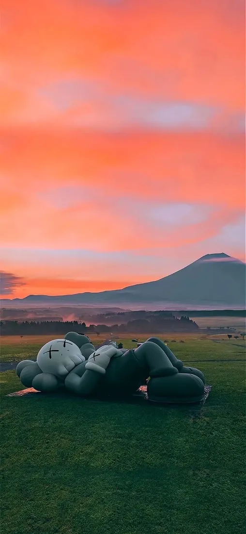 KAWS玩偶手机壁纸｜富士山背景图片 - 日落晚霞「哲风壁纸」