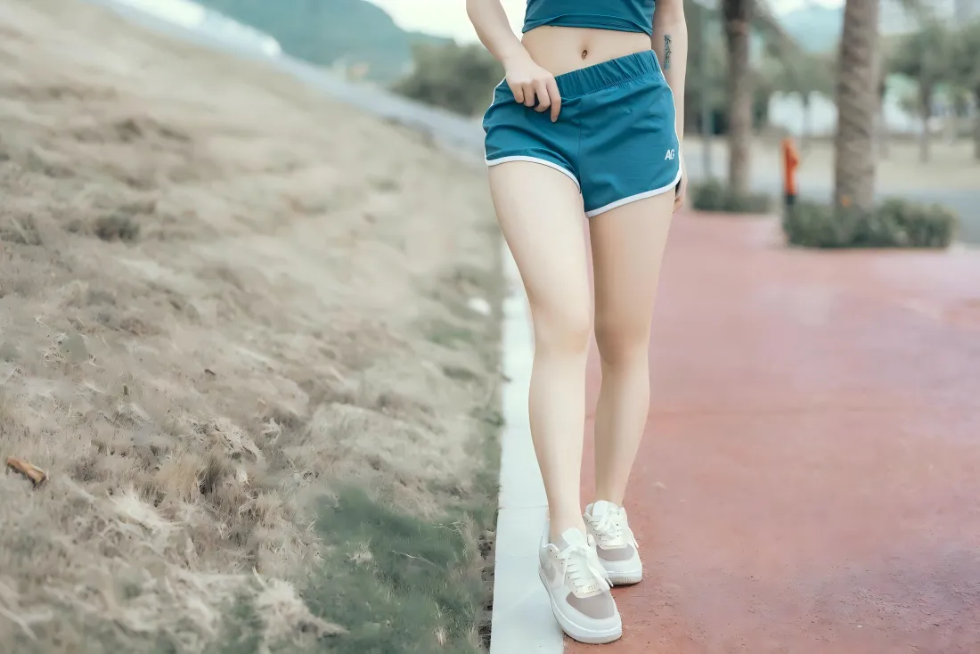 7k蓝衣美女壁纸｜户外步道背景图片 - 美腿短裤「哲风壁纸」