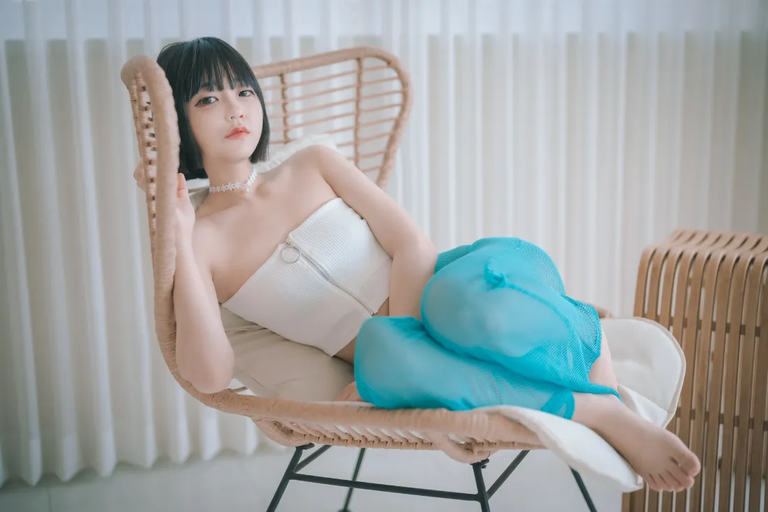 短发美女手机壁纸｜居家背景图片 - 蓝色纱裙「哲风壁纸」