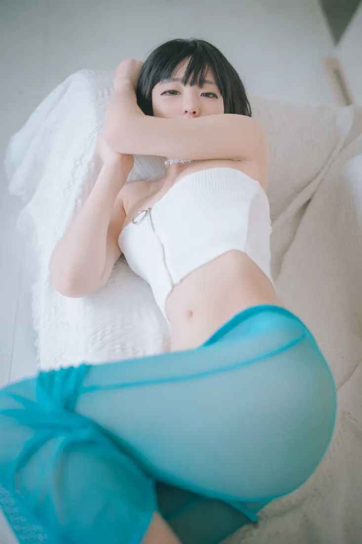 美女手机壁纸｜居家背景图片 - 蓝色丝袜休闲「哲风壁纸」