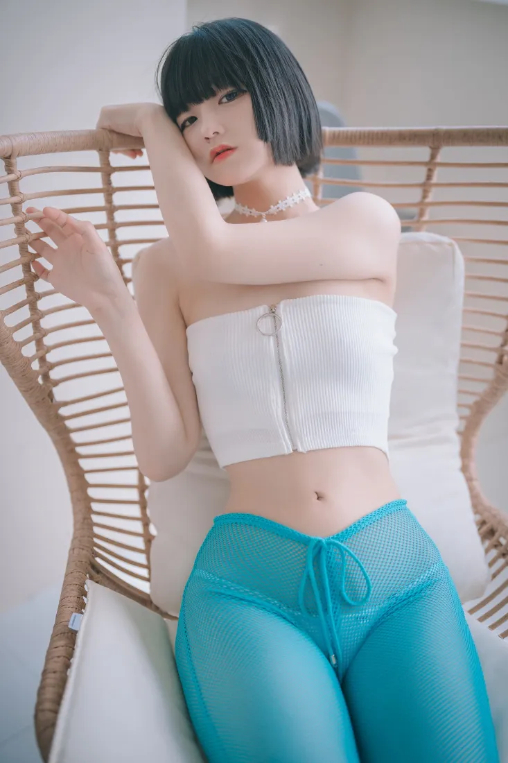 短发美女手机壁纸｜居家背景图片 - 休闲「哲风壁纸」