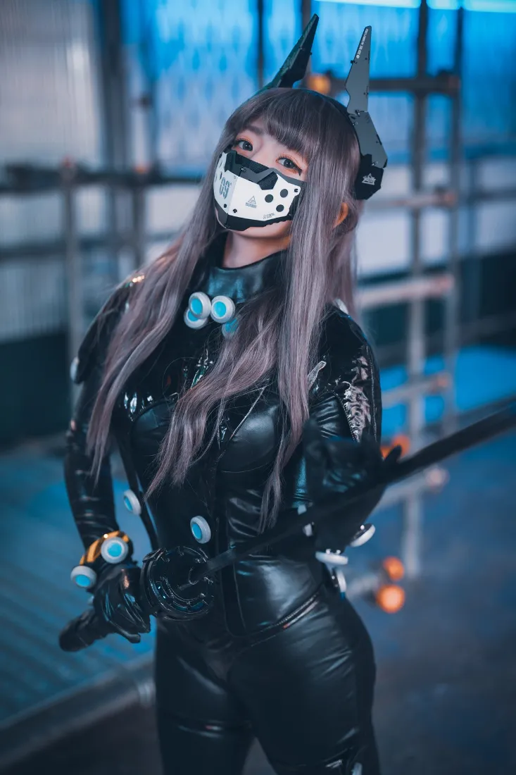 科幻cosplay手机壁纸｜工业背景图片 - 黑色紧身衣「哲风壁纸」