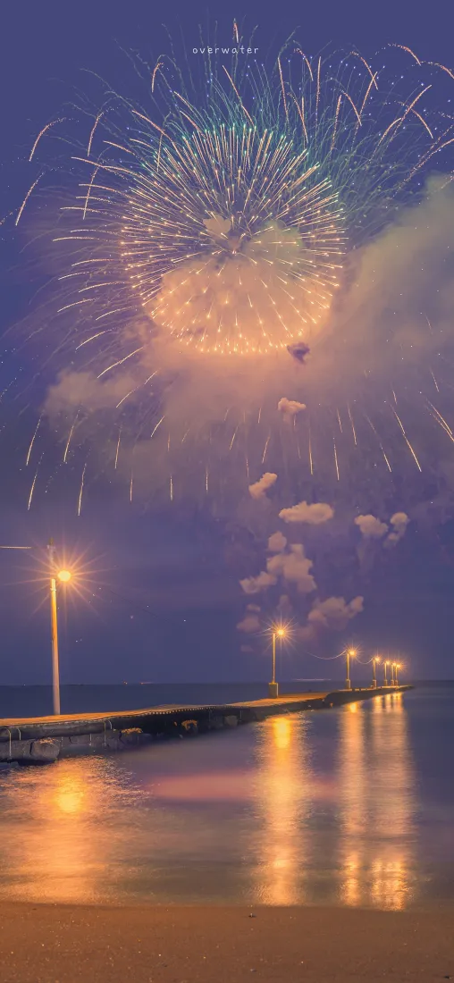 烟花手机壁纸｜海边背景图片 - 夜景灯光倒影「哲风壁纸」