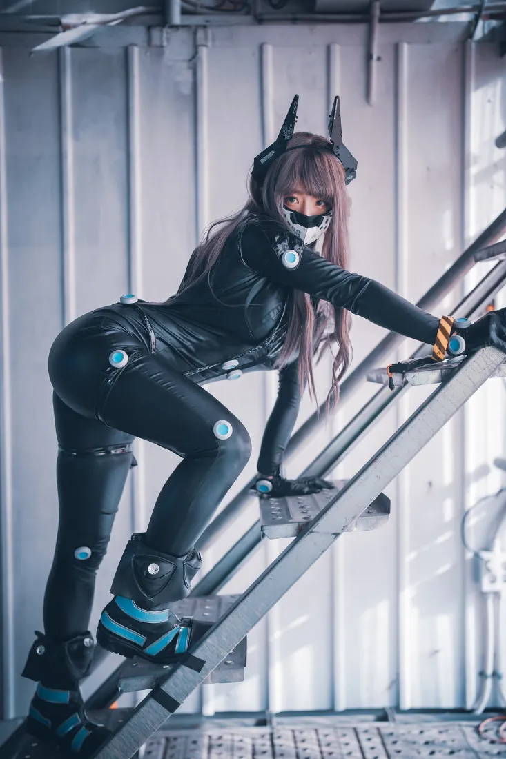 黑衣美女手机壁纸｜科幻背景图片 - 机械耳防护面罩「哲风壁纸」