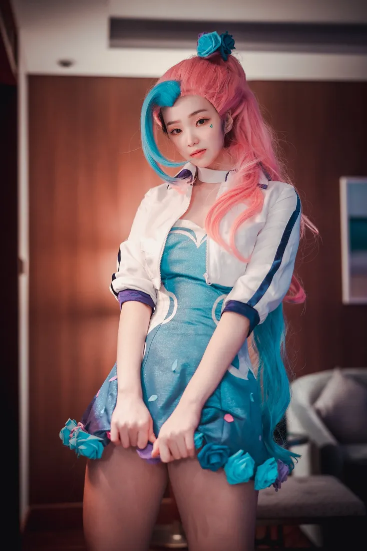 萨勒芬妮手机壁纸｜居家背景图 - 蓝粉发色短裙「哲风壁纸」