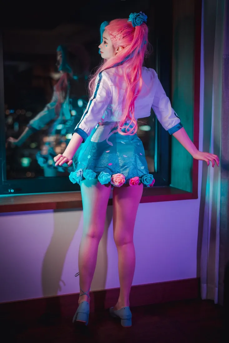 粉色头发角色手机壁纸｜居家背景图片 - 蓝白短裙「哲风壁纸」