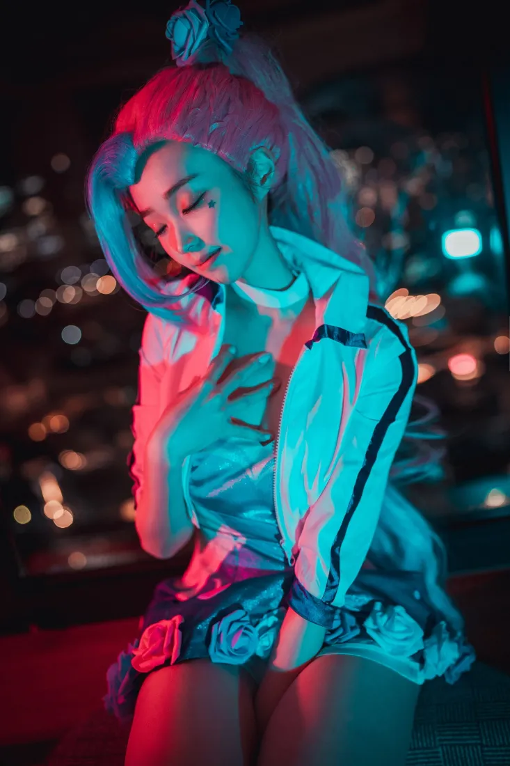 粉色头发人物手机壁纸｜城市夜景背景图片 - 蓝红灯光「哲风壁纸」