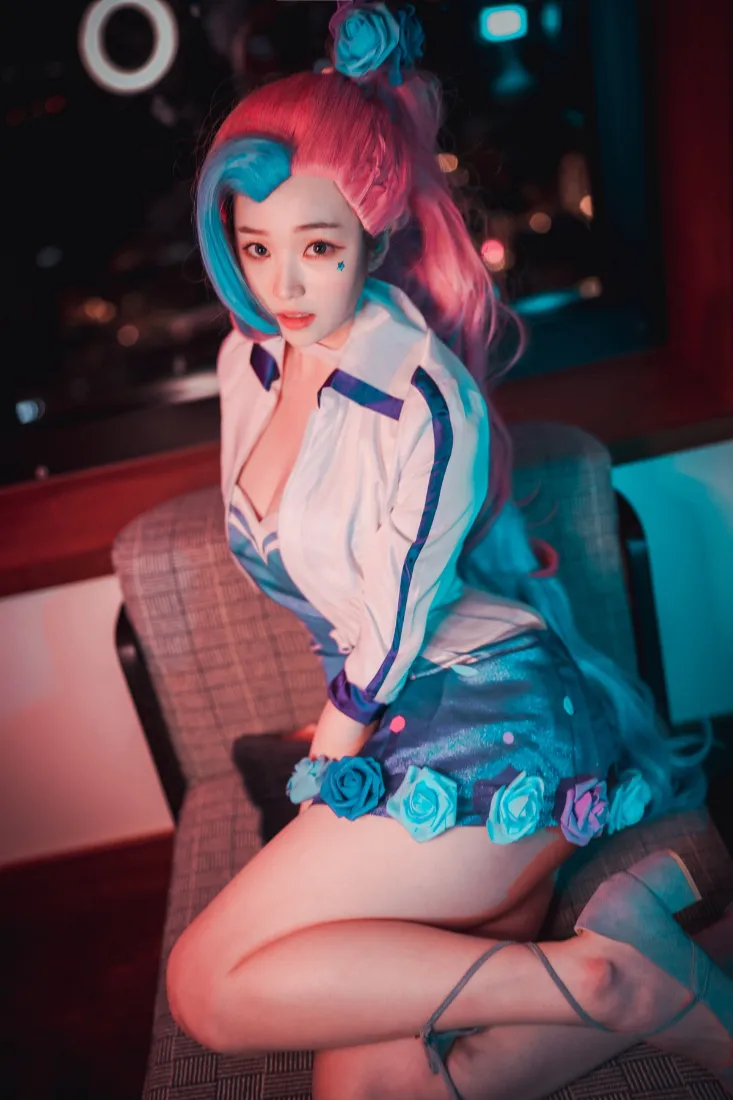 Seraphine手机壁纸｜居家背景 - 粉蓝头发cosplay「哲风壁纸」