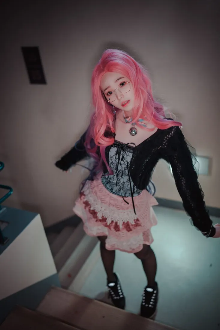 粉色头发女孩手机壁纸｜居家背景图片 - 甜酷穿搭「哲风壁纸」