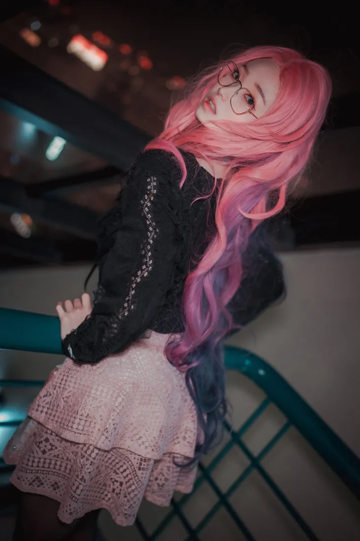 粉色头发少女cosplay手机壁纸｜夜景楼梯背景 - 时尚穿搭「哲风壁纸」