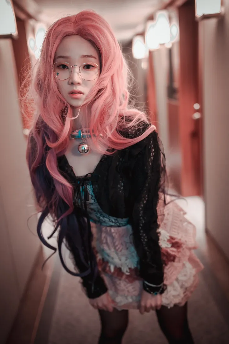 粉色头发少女手机壁纸｜居家走廊背景 - 时尚穿搭「哲风壁纸」