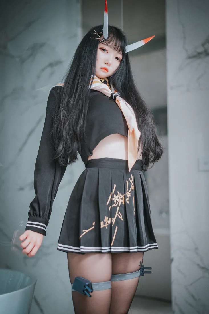 兔耳女生手机壁纸｜楼梯口背景图 - 黑色JK裙穿搭「哲风壁纸」