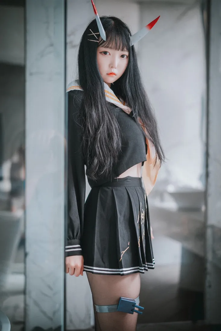 黑裙少女手机壁纸｜居家室内背景图片 - 写真「哲风壁纸」