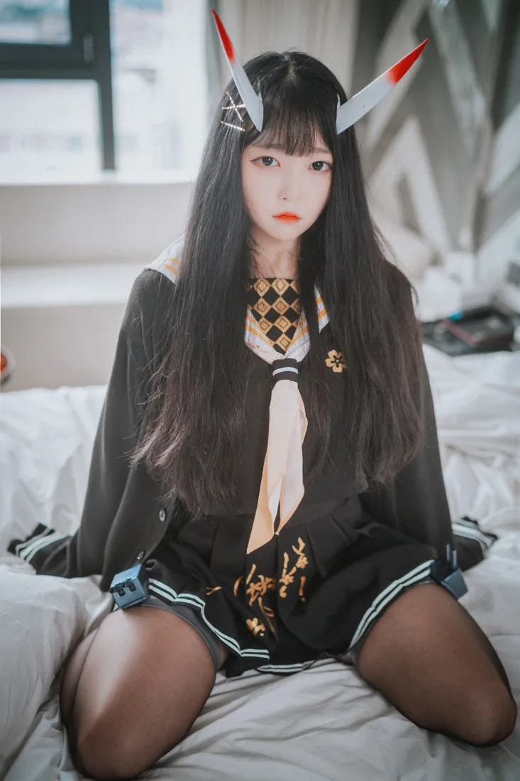 黑发女生手机壁纸｜居家床铺背景图片 - 黑丝写真「哲风壁纸」