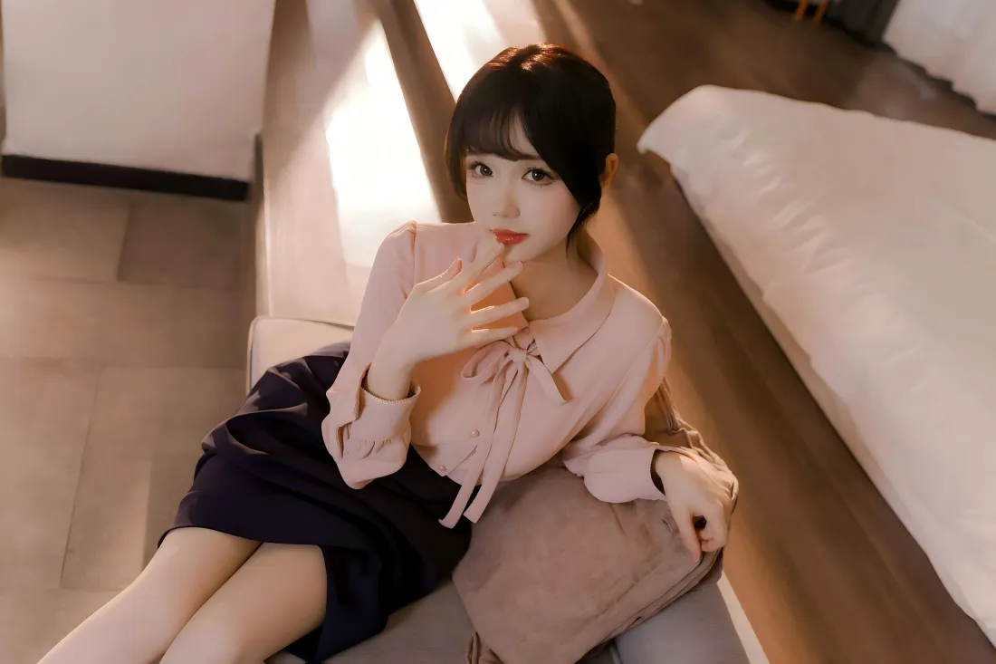 10k居家美女壁纸｜卧室背景图片 - 粉色上衣深色短裙「哲风壁纸」