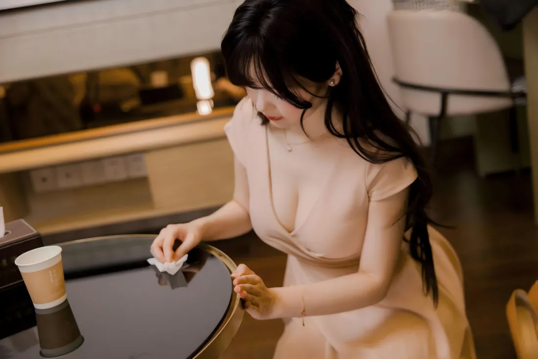 10k浅粉裙美女壁纸｜居家背景图片 - 温馨桌景「哲风壁纸」