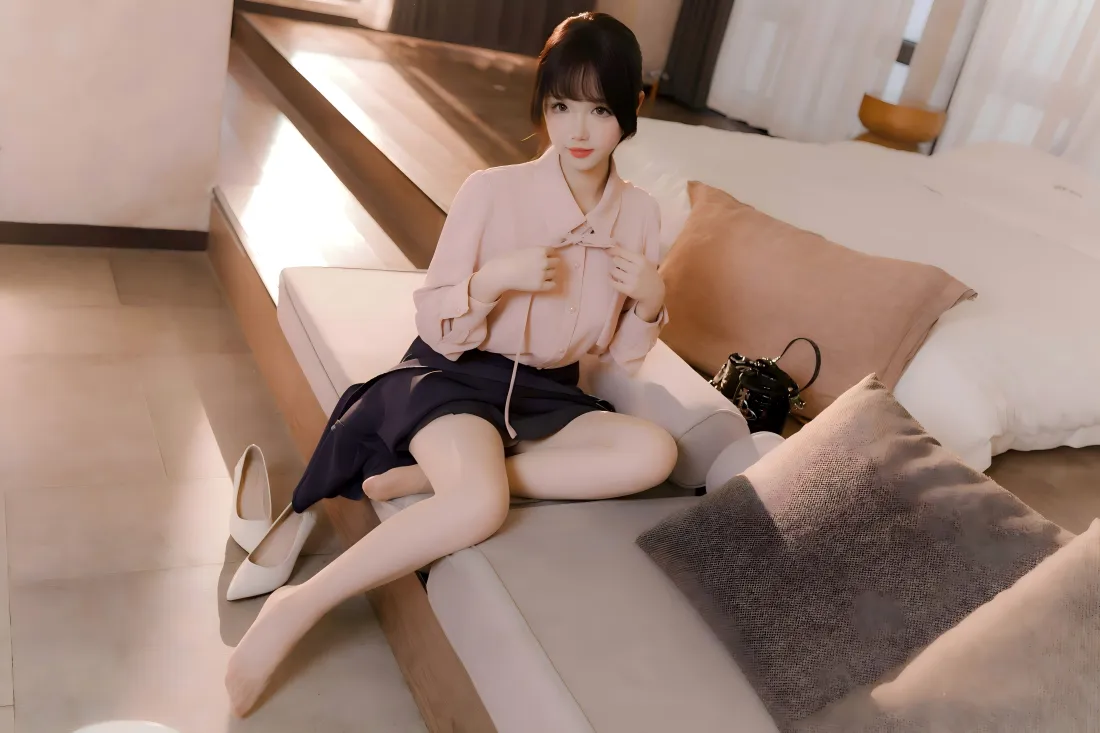 10k美女居家壁纸｜室内背景图片 - 粉色上衣短裙「哲风壁纸」