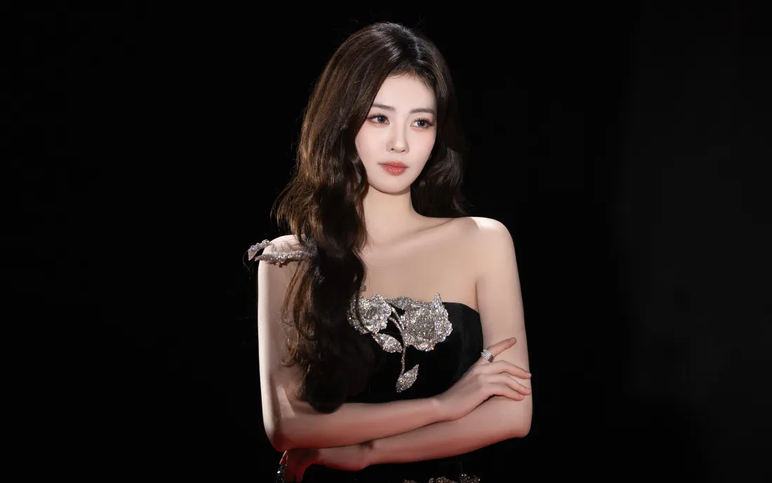 4k美女壁纸｜黑色礼服背景图片 - 高清「哲风壁纸」
