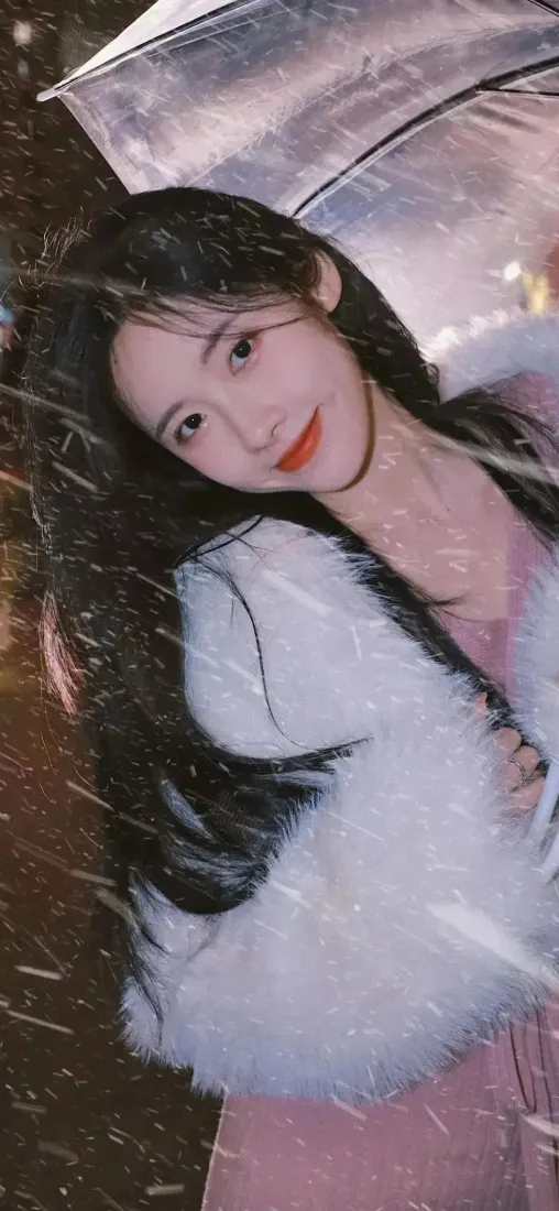 美女撑伞雪景手机壁纸｜手机背景图片 - 时尚穿搭「哲风壁纸」